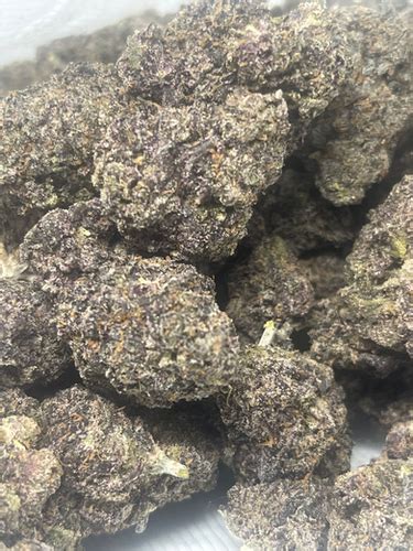 This bud has a sweet and creamy cherry berry flavor with hints of fresh doughy. . Kapri pop strain